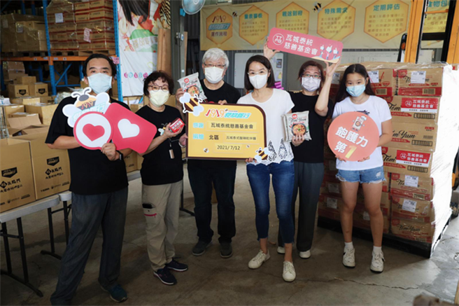 「1919食物银行」夏秘书长(左三)特别感谢「瓦城慈善基金会」吴丹凤执行长(右三)一起成就此次行动慈善。(图/瓦城慈善基金会提供)