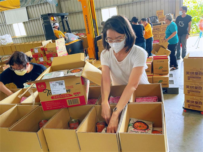 「瓦城慈善基金会」捐赠瓦城乾拌麵盼助1919防疫食物箱更丰盛有爱。(图/瓦城慈善基金会提供)