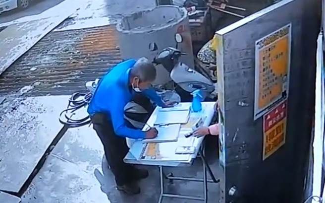 高雄一处建筑工地却发生工人还未到上班时间，只是带着早餐提早到工地内用餐，签到时竟被高市府架设的摄影机拍到没戴安全帽，因此被开罚6000元。（翻摄画面／洪浩轩高雄传真）