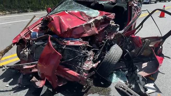 台東縣卑南鄉龍過脈路段16日上午發生轎車撞垃圾車車禍，轎車駕駛OHCA送醫搶救中。（蔡旻妤攝）