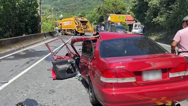 台東縣卑南鄉龍過脈路段16日上午發生轎車撞垃圾車車禍，轎車駕駛OHCA送醫搶救中。（蔡旻妤攝）
