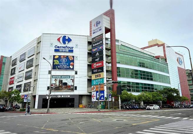 內湖家樂福驚傳有確診足跡，16日暫停營業。（摘自家樂福內湖店 Carrefour臉書／張穎齊台北傳真）