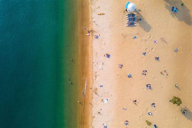 ▲浅水湾海滩水质清澈以柔软洁白的细沙而闻名。　图：香港旅游发展局╱提供