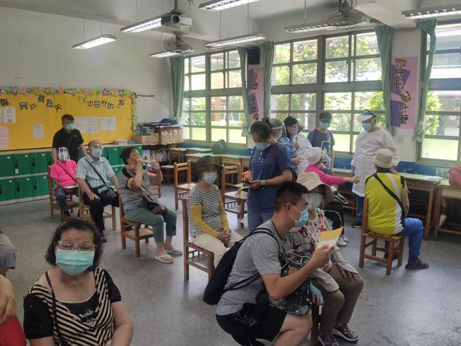 桃園市王姓男子稍早在大成國中接種疫苗，返家途中暈倒，所幸送醫後恢復意識。（本報資料照片）