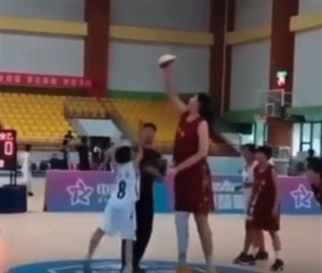 张子宇在跳球时也比同年龄同学具备优势。(图/微博)