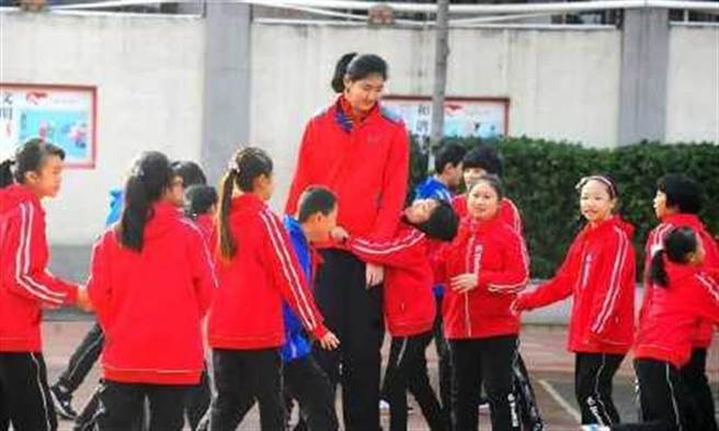 张子宇和同学相处情形。(图/微博)