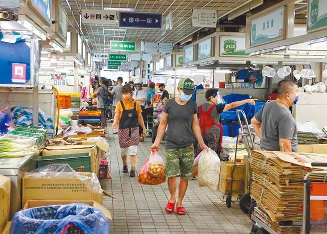 有網媒報導，環南市場2樓有一對賣水產的攤商夫妻被隔離，但同住的父母竟還在富民街擺攤。（示意圖，本報資料照）