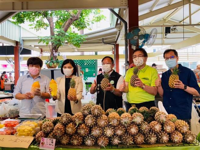 云林县长张丽善（左二）亲至台北希望广场办理凤梨促销。（云林县府提供）