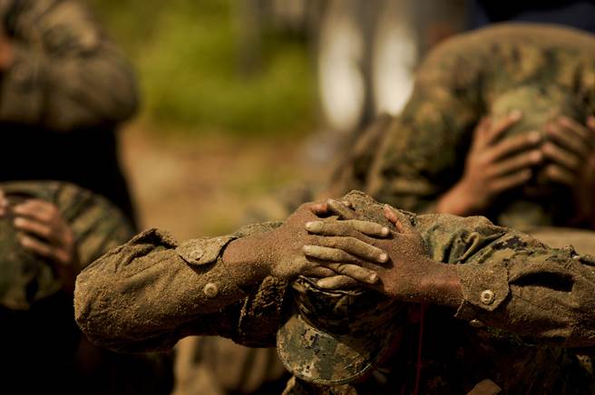 圖為接受艱苦訓的SWCC學員。(圖/DVIDS)