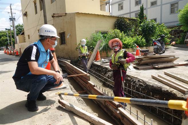鹿港镇公所进行顺兴里老人文康中心旁的排水系统改善工程，镇长许志宏16日到现场视察。（鹿港镇公所提供／ 吴敏菁彰化传真）