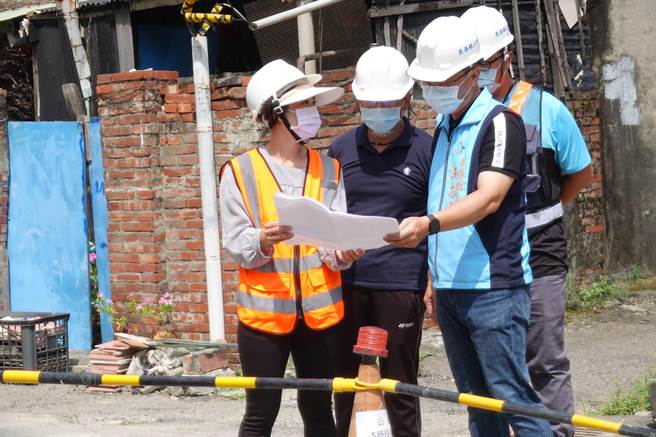 鹿港镇公所进行顺兴里老人文康中心旁的排水系统改善工程，镇长许志宏16日到现场视察。（鹿港镇公所提供／ 吴敏菁彰化传真）