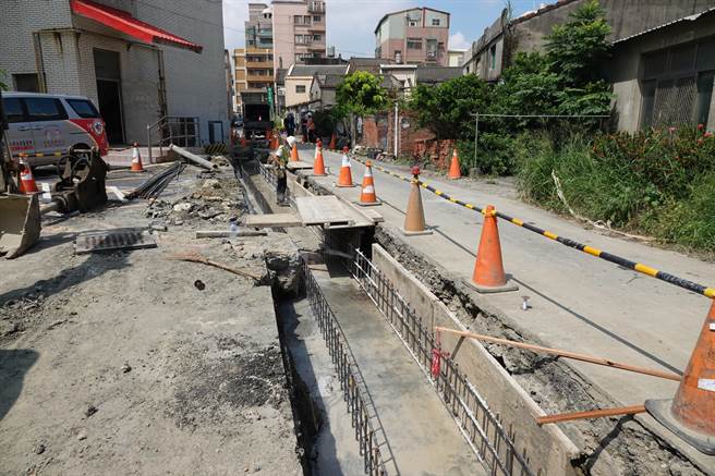 鹿港镇公所进行顺兴里老人文康中心旁的排水系统改善工程。（鹿港镇公所提供／ 吴敏菁彰化传真）