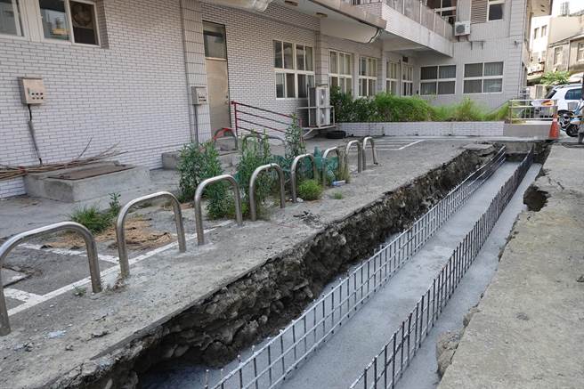 鹿港镇公所进行顺兴里老人文康中心旁的排水系统改善工程。（鹿港镇公所提供／ 吴敏菁彰化传真）