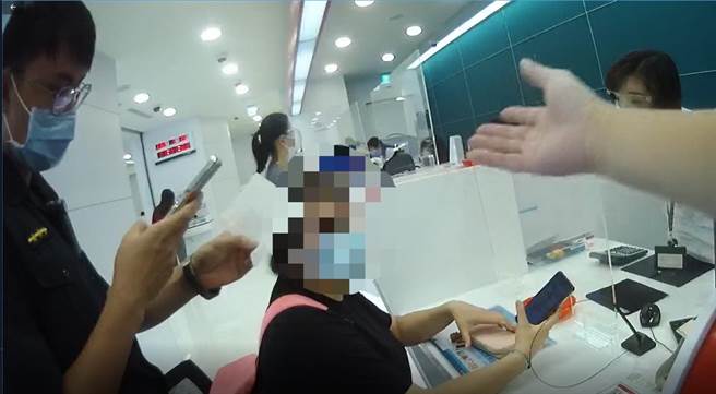 海山分局员警与银行行员连番劝阻，李姓女子才放弃匯款。（海山分局提供）