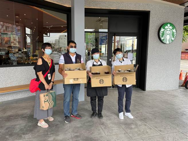 疫苗施打人數爆多，快打站忙翻天，清水區南社里里長崔惠國、里內愛心人士及咖啡業者合資捐贈星巴克咖啡。（里長崔惠國提供／陳淑娥台中傳真）