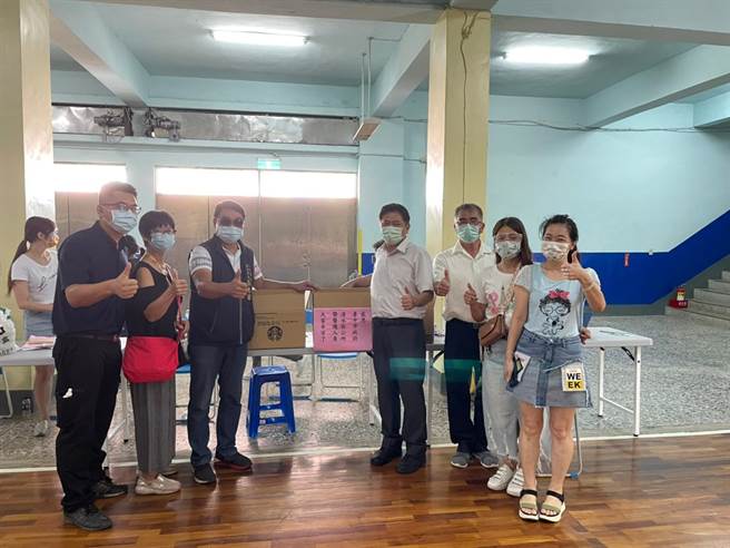 疫苗施打人數爆多，快打站忙翻天，清水區南社里里長崔惠國、里內愛心人士及咖啡業者合資捐贈星巴克咖啡。（里長崔惠國提供／陳淑娥台中傳真）