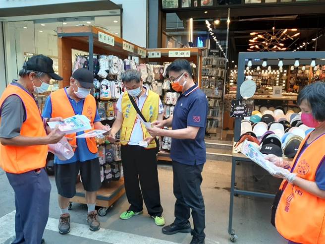 嘉義市政府建設處與文化路夜市自治會人員日前前往文化路宣導復業相關規定。（建設處提供／張亦惠嘉市傳真）