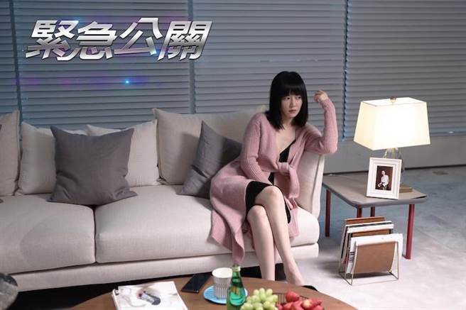 饰演女律师的谭卓，曾因饰演《延禧攻略》中的高贵妃暴红。