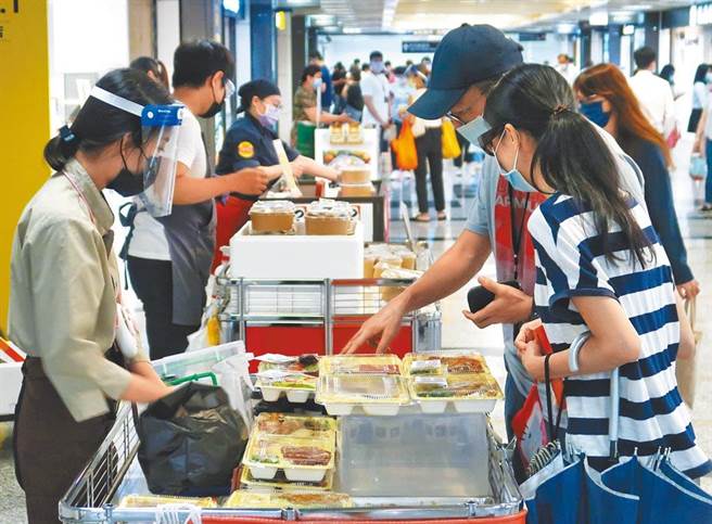百貨業受到疫情衝擊，營業額衰退。圖為民眾選購便當。（資料照，王英豪攝）