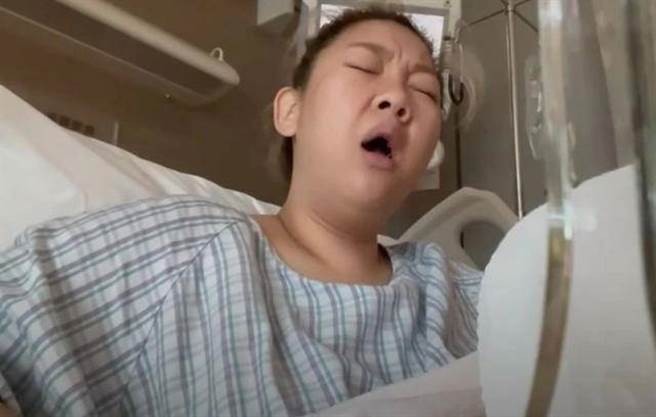 郑欣宜罹患急性盲肠炎，在镜头面露痛苦。（图/翻摄自微博）