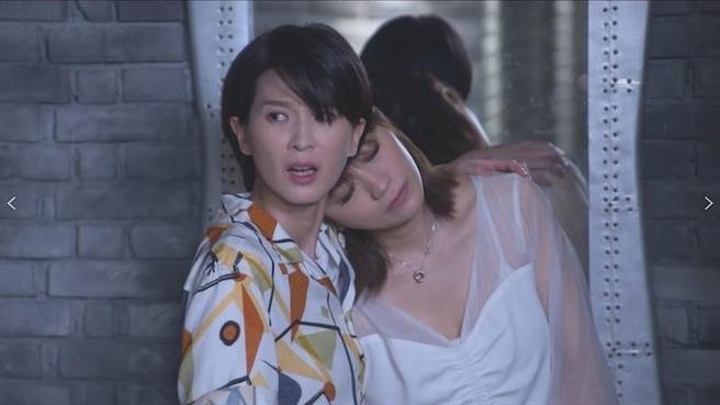 苗真剧中被打，楚宣出面救美。（民视提供） 