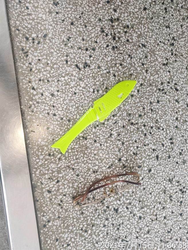 台南市计程车司机郑姓男子因疫情没生意，等不到纾困金，乾脆将车子退租睡公园，睡了一周仍无计可施，14日饿了一整天，15日竟跑到加油站亮水果刀示意行抢，并在原地等候警察逮捕。（读者提供／程炳璋台南传真）