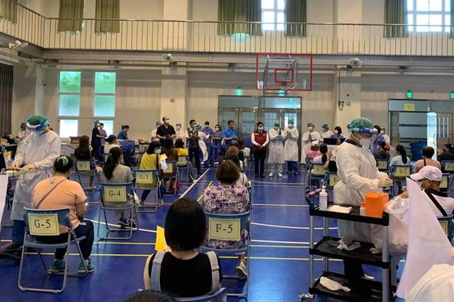 桃園市蘆竹區龍安國小提供幼教人員施打疫苗，16日出現3人不適的現象。（聖保祿提供／姜霏桃園傳真）
