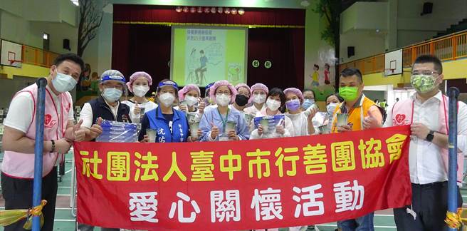 台中市打完疫苗的長輩，16日委託市議員沈佑蓮、社團法人台中行善團協會、台中市互惠愛心關懷協會，贈送500杯飲料送給快打站醫護人員，兩家協會加碼捐500個防護面罩。（盧金足攝）