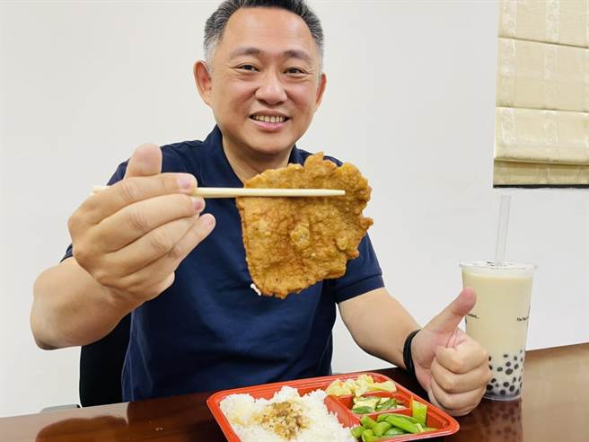 杨镇浯县长推销金门美食，鼓励外带消费一起拚经济。（金门县府提供）