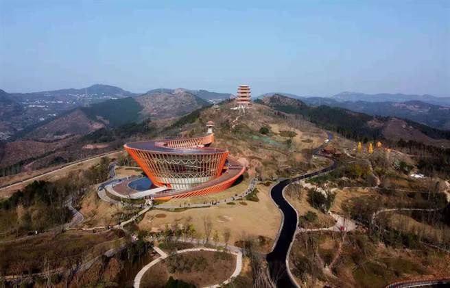 两岸媒体搭乘直升机飞上天俯瞰成都公园城市美景(图／成都天府国际机场提供)