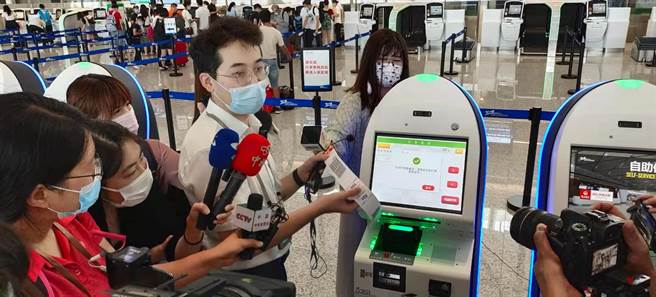 无人自助值机及行李条可扫码追踪行李情况(图／旺旺中时文化传媒提供)