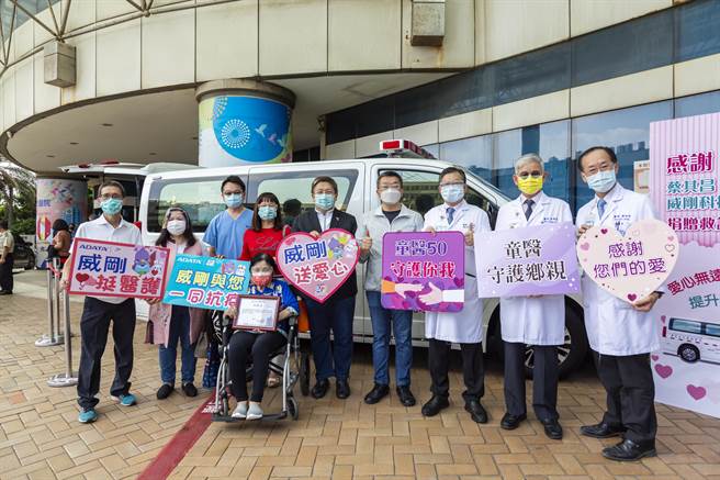立法院副院长蔡其昌与威刚科技一同捐赠救护车。（陈淑娥摄）