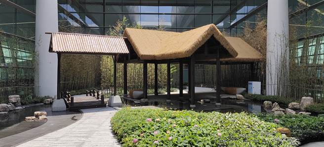 机场大厅内处处可以大型装置艺术及蜀都风休憩区域(图／旺旺中时文化传媒提供)