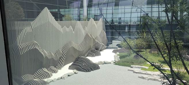 机场大厅内处处可以大型装置艺术及蜀都风休憩区域(图／旺旺中时文化传媒提供)