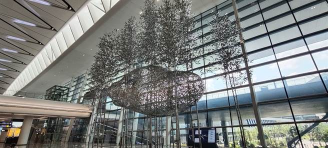 机场大厅内处处可以大型装置艺术及蜀都风休憩区域(图／旺旺中时文化传媒提供)