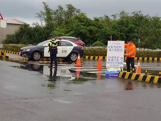 微解封首个周末假日，警方将採柔性管制及机动疏导。（新北市警察局提供）