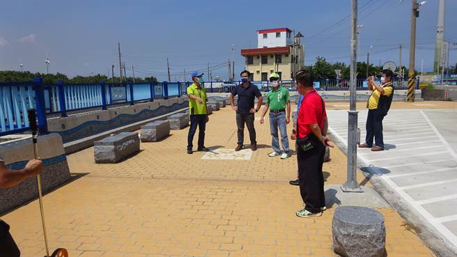 市議員吳敏濟16日邀市府相關單位會勘，爭取甲安埔設置7處uBike2.0站點。（陳淑娥攝）