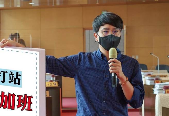 台中市議員羅廷瑋表示，校園防疫是與病毒長期抗戰，努力向市府爭取防疫隔板。（台中市議員羅廷瑋提供／盧金足台中傳真）