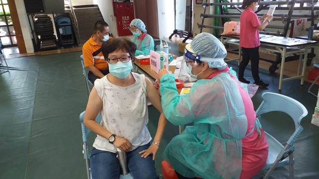 永康區永仁高中上下午各500人接種。（永康區公所提供／曹婷婷台南傳真）