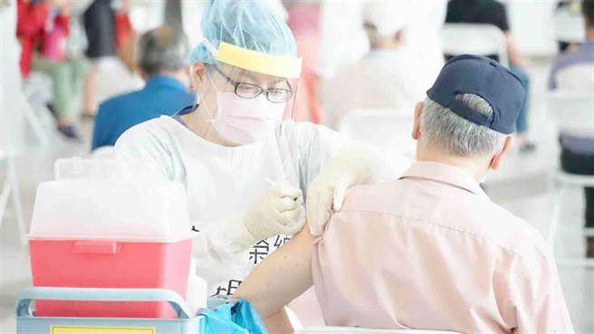 台中傳出長輩成功混打疫苗，嘉義市日前在開設大型接種站時，也揪出30多起注射過AZ又預約莫德納的狀況。（非當事人，報系資料照）