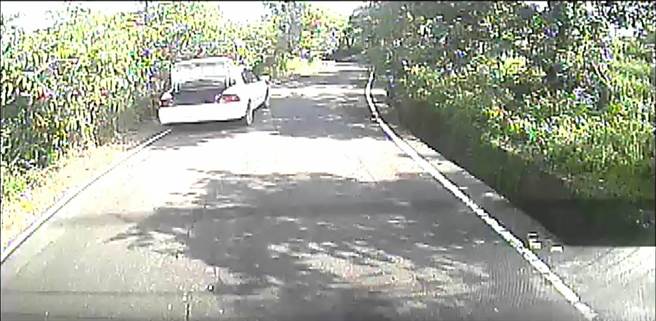 玉井警方调阅多处监视器，发现窃嫌做案用轿车。（读者提供／刘秀芬台南传真）