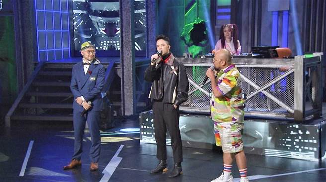 韓森（左起）、主持人 J.Sheon、美麗本人在台上互動幽默。（三立提供）