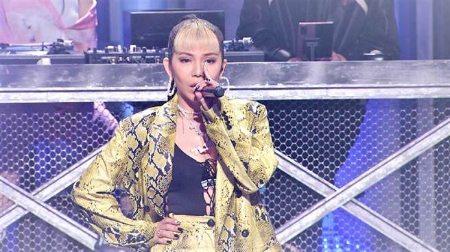 選手7LING的超炸表現震震撼到ØZI。（三立提供）