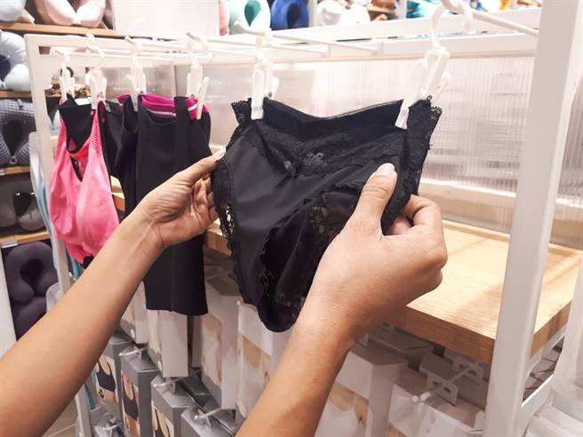 一名男子自曝有怪癖，喜欢女性内裤，在大卖场挑选时遭骂变态，他不解问：不偷不抢错了吗？（示意图，达志影像/shutterstock）