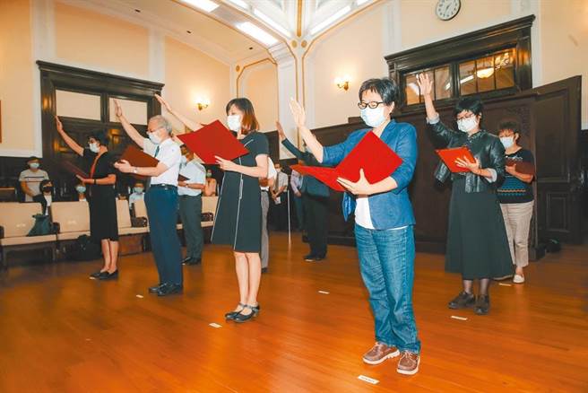 职务法庭参审员宣誓。本报资料照片