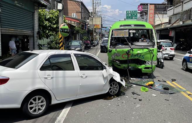 72岁黄姓男子驾驶自小客车，16日下午1点15分，行经四德路往西行驶，不明原因突然跨越双黄线，撞对向的公车，黄男伤重送医不治。（民眾提供／黄国峰台中传真）