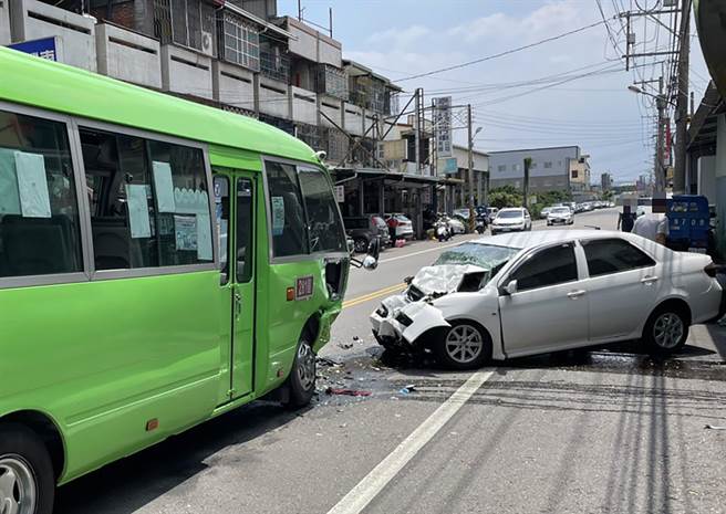公车突遭对向白色自小客车，跨越双黄线，逆向衝撞，白车驾驶黄姓男子伤重不治，公车司机陈男多处挫伤，但无生命危险。（民眾提供／黄国峰台中传真）