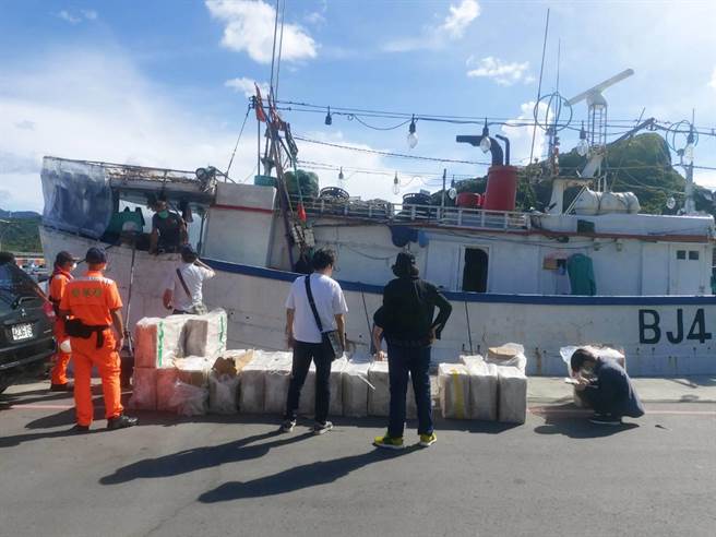 台北查緝隊今再度從「昇慶利」號上查獲私菸。（王揚傑翻攝）