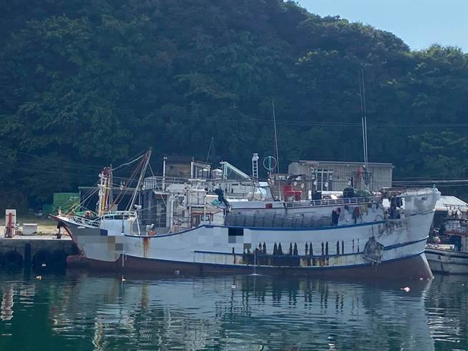 「昇慶利」號漁船遭查獲夾藏私菸。（海巡署第二岸巡隊提供）