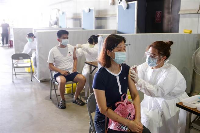 台北市政府与三军总医院在台北市网球中心合办施打疫苗，16日改打AZ疫苗，陆续有民眾前往接种。（邓博仁摄）
